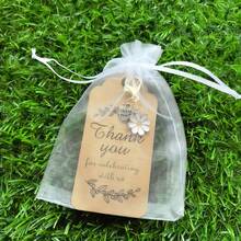 30件婴儿派对小礼物，包括10个白色雏菊爱心钥匙扣、10张感谢卡和10个欧根纱钥匙扣袋，适合送给老师、教练、导师、家长和朋友。 - 彩色 - 查看 5