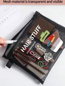 这款“发饰”网眼化妆包饰有发饰图案，多功能化妆包，可收纳发夹、发带等，红色气垫设计，便携易收纳，可作化妆包、护肤包、旅行必备、宿舍用品、新娘礼物、母亲节礼物、生日礼物等。它集化妆收纳、洗漱包、化妆袋、洗漱包、旅行包、度假必备、女性旅行礼物等功能于一体。 - 彩色 - 查看 4