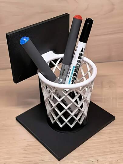 3D打印篮球架笔筒 - 创意桌面收纳架，黑色底座白色网格设计，节省空间的装饰配件，适合家庭、学校或办公室作为礼物