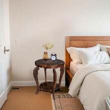 The Wooden Town Farmhouse Mesa auxiliar redonda decorativa, mesita de noche rústica para sala de estar, recámara, mesas de café, bandeja de madera, acabado hecho a mano, 18 x 22 pulgadas, quemada - 1 - Ver 9