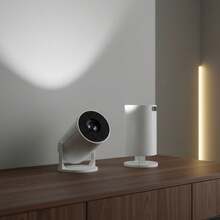 2026新款旗舰级安卓14投影仪 - 支持4K分辨率、5000流明亮度、240°全视角投影、自动梯形校正和自动对焦、WiFi 6蓝牙5.3无线投屏、超静音≤26dB设计，适用于家庭影院/游戏（低延迟）/教育/办公，营造舒适氛围，是理想的送礼之选，可使用5V 2A/3A充电器（包含数据线和简单易懂的安装指南）。 - 白色 - 查看 10