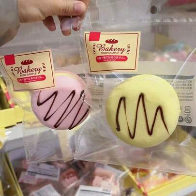 这款三层夹心玩具，集吮指、慢回弹、挤压和音乐功能于一体，是成人缓解压力的理想之选。它适合所有年龄段，也是业余爱好者、收藏家、派对用品、青少年创意玩具、青少年减压玩具、节日礼物、生日礼物和新年礼物的完美选择。此外，它也是送给14岁及以上男孩女孩的绝佳斋月礼物。