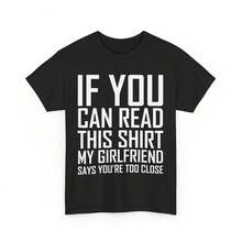 Camiseta "Si puedes, mi novia dice que estás demasiado cerca". Divertida camiseta universitaria para hombre, regalo para novio, camiseta para novio, regalo para él. - Negro 2 - Ver 1