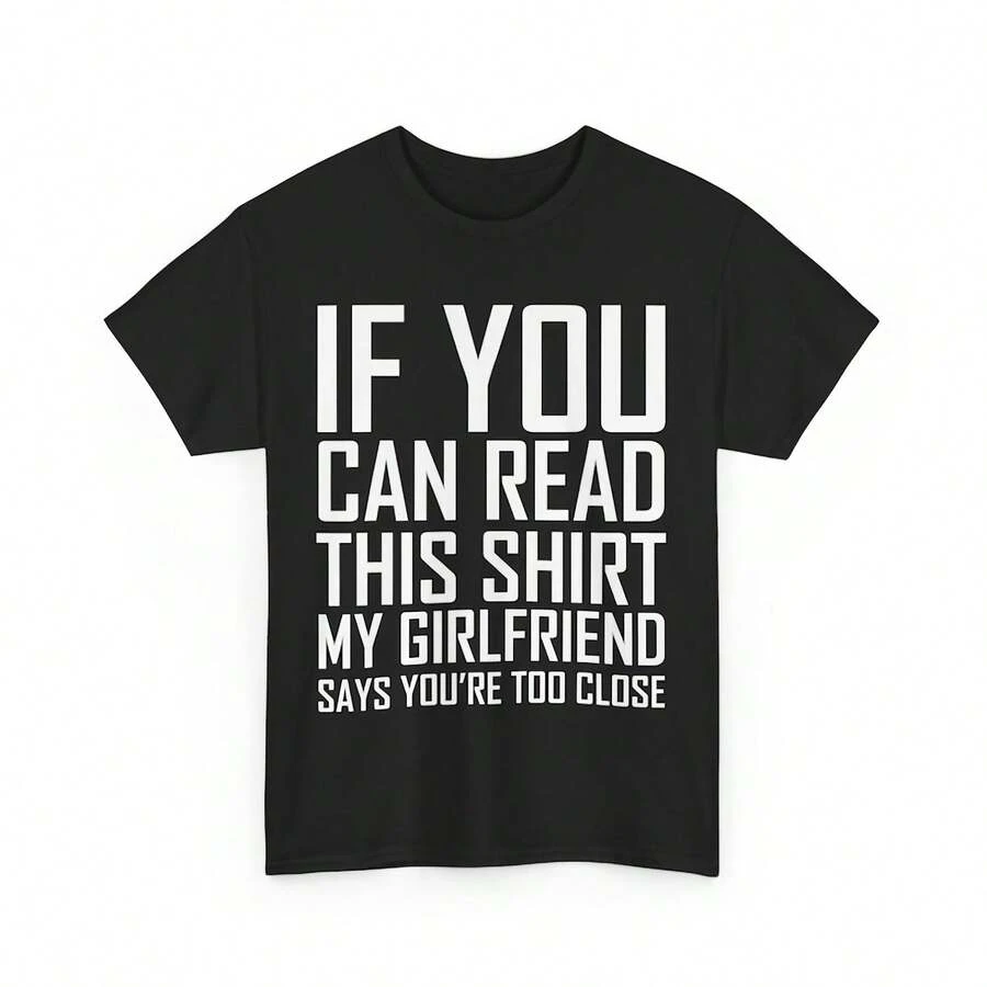 Camiseta "Si puedes, mi novia dice que estás demasiado cerca". Divertida camiseta universitaria para hombre, regalo para novio, camiseta para novio, regalo para él. - Negro 2 - Ver 1