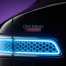 Emblema de coche metálico 3D edición hombre mayor - Emblema de aleación de zinc resistente con adhesivo 3M, calcomanía impermeable para guardabarros y portón trasero para automóviles, camiones, SUV y vehículos todoterreno - 1 pieza rojo y negro - Ver 7