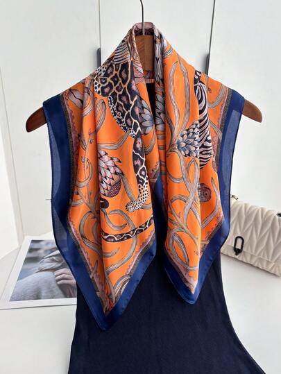 1件春夏新款欧美风高端优雅休闲动物花卉印花仿丝方巾，尺寸65*65cm，可作头巾、领巾、腰带、包巾等，适合户外、骑行、约会、旅行、街舞、派对、直播、摄影等场合搭配。