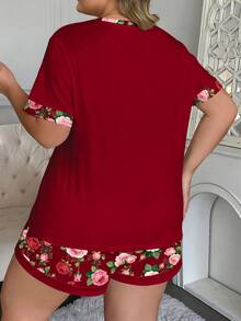 Conjunto de pijama feminino plus size, com detalhes em patchwork e botões falsos. Blusa elegante de manga curta com gola redonda e estampa de rosas + shorts com estampa completa. Conjunto casual de duas peças. - Multicolorido - Ver 2
