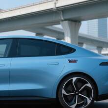 Emblema de coche metálico 3D edición hombre mayor - Emblema de aleación de zinc resistente con adhesivo 3M, calcomanía impermeable para guardabarros y portón trasero para automóviles, camiones, SUV y vehículos todoterreno - 1 pieza rojo y negro - Ver 4