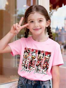 Valentine's Day Themed Short-Sleeved T-Shirt For Girls Aged 4-12. Disney Co-Branded Mickey, Minnie, And Donald Duck Cartoon Print Top, Pink And Red Heart Graffiti Style Round Neck Pure Cotton T-Shirt, Skin-Friendly And Breathable Pink Casual Base Layer. It Can Be Easily Paired With Denim Shorts, Overalls, Pleated Skirts, Sports Skirts, Princess Skirts, And Many Other Bottoms. Suitable For Various Occasions Such As Disneyland Visits, School Days, Valentine's Day Parties, Family Outdoor Trips, Matching Outfits With Friends, Weekend Shopping, Picnics, Etc. The Soft, Skin-Friendly, And Breathable Fabric Combines Comfort And Cuteness, Making It An Essential Top For Girls In Spring And Summer To Create A Festive Feel And Versatile Everyday Style. - 粉色 - 查看 1