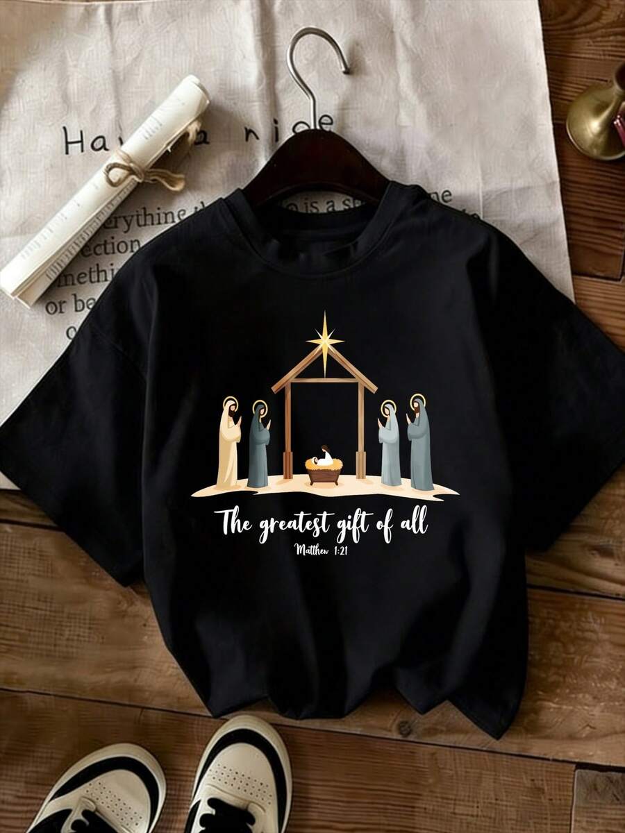 Camiseta única con diseño navideño y mensaje inspirador "El mayor regalo de todos" perfecta para celebrar la temporada y expresar tu estilo. Ideal para los amantes de la moda y la cultura y2k. Disponible en negro y confeccionada con materiales de alta calidad. - Negro - Ver 1