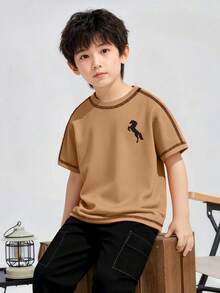2 piezas Conjunto de camiseta de manga corta y pantalones cortos de verano para niños pequeños, estampado de caballo de dibujos animados, diseño de ribete negro en cuello redondo, pantalones cargo con costuras en contraste blanco, conjunto casual de moda para el fin de semana y la escuela - Amarillo Mostaza - Ver 5