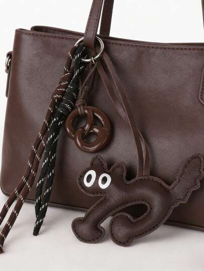 新款可爱大眼猫编织钥匙扣，萌猫包挂饰，时尚包包装饰配件，精致3D皮革宠物吊坠，高品质皮革材质复古编织结，百搭巧克力色，栩栩如生的3D设计。可用作钥匙扣、背包挂饰或行李牌。手工制作，柔软耐用，可爱的宠物主题配饰，小巧多功能装饰品。