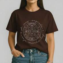 Women's Shirt With The Holy Cross Of Saint Benedict, 100% Cotton, Catholic Religious T-Shirt, Protection, Faith, Style. - 鏽棕色 - 查看 1