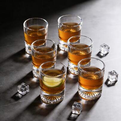 6个装小酒杯套装，1.5盎司（45毫升）透明圆形玻璃酒杯，底部带图案，适用于威士忌、伏特加、龙舌兰、白兰地、浓缩咖啡、烈酒等，是餐厅、酒吧、派对和礼品的理想之选。