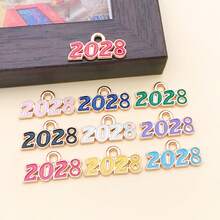 10个9x18毫米2028数字吊坠套装 – 现代简约锌合金数字吊坠，可用于DIY手链、项链和耳环 – 亮丽珐琅饰面，是完美的生日和毕业礼物 - 彩色 - 查看 8