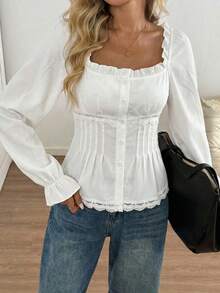 方领抽绳褶皱设计，蕾丝饰边，前襟纽扣细节，泡泡长袖，宽松版型，方领露出锁骨，腰部荷叶边下摆，褶皱纹理面料，纯白色，法式短款上衣，散发着温柔的乡村气息，适合休闲外出、约会、野餐、春秋季穿着，也是女士春季购物和下午茶的理想之选。 - 白色 - 查看 2