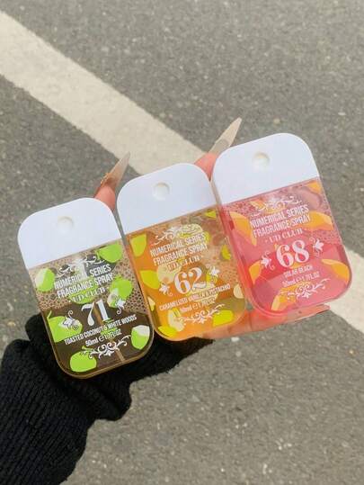 1瓶50毫升巴西香氛喷雾，共有5种香型可选，适用于室内外空气清新。这款多层次的提神喷雾拥有持久的自然清新魅力，散发着里约热内卢草本、椰子、花香、柑橘、木香和海洋香调的优雅气息，适合约会、派对、聚会、节日、居家、酒店、办公室等场合使用，也是馈赠亲朋好友的理想之选。