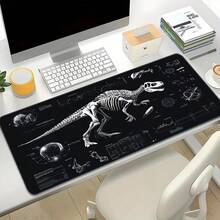 Questo tappetino da scrivania per il gaming extra large combina le funzioni di una tastiera per computer e di un tappetino per il mouse. Con una base antiscivolo in gomma, la superficie bianca e nera è stampata con uno scheletro di dinosauro e motivi futuristici, adatta per computer, postazioni di lavoro e ambienti d'ufficio, rendendola un accessorio da scrivania ideale per i giocatori. Accessori da scrivania Accessori per ufficio Forniture per ufficio Decorazione per ufficio Tappetino per mouse Tappetino per mouse da scrivania Decorazione per scrivania - A - Visualizzare 17
