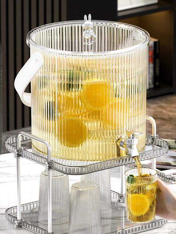 1个大容量时尚冷水/饮料分配器，带水龙头、盖子和把手。这款耐用的饮料分配器非常适合盛装水果茶、冷饮等。是家庭厨房、餐厅、派对和其他场合的理想之选。