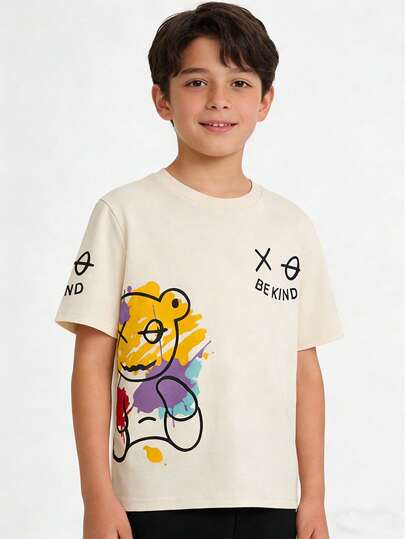 1件男童时尚酷炫英文小熊印花短袖T恤，采用柔软舒适的面料，圆领设计，休闲度假风格，适合户外活动、上学、骑行、慢跑、街头派对、聚会等各种场合。