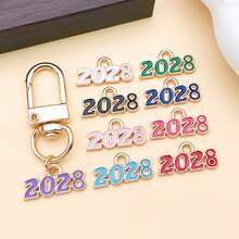 10个9x18毫米2028数字吊坠套装 – 现代简约锌合金数字吊坠，可用于DIY手链、项链和耳环 – 亮丽珐琅饰面，是完美的生日和毕业礼物 - 彩色 - 查看 4