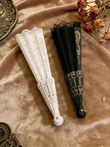 一套新款中国风复古蕾丝折扇,黑/白优雅流苏手扇,适合搭配旗袍、汉服、复古洛丽塔风格服饰,也可用作婚礼派对、角色扮演、摄影道具,是送给女性的理想生日礼物和夏季降温配饰。 - 蕾絲 - 查看 7