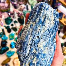 一块独特的天然水晶石，一块蓝色原石，以及一块矿物标本。 - 藍色 - 查看 4