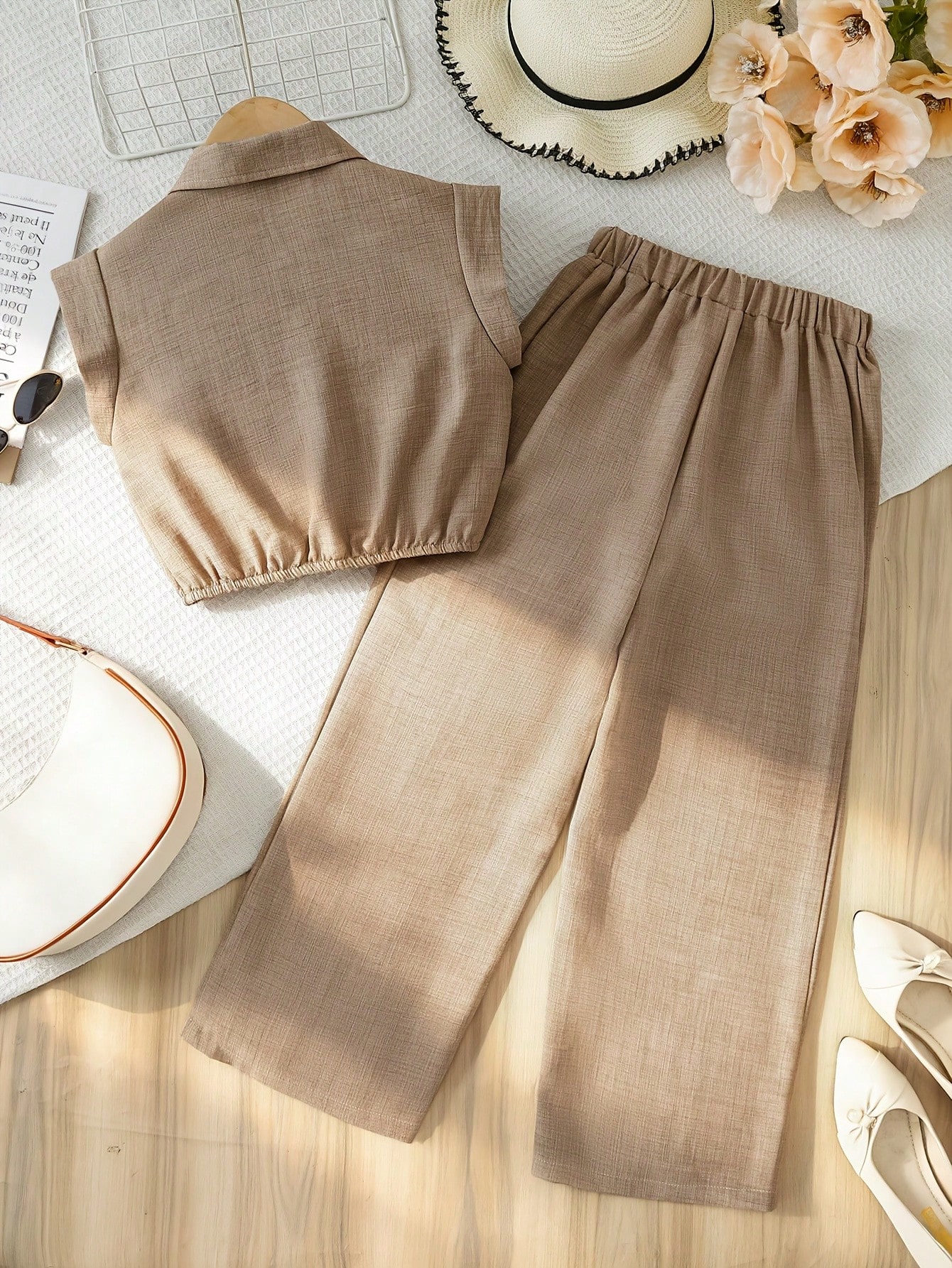 مجموعة ملابس علوية وبنطلون ساق واسعة ذات لون أساسي...