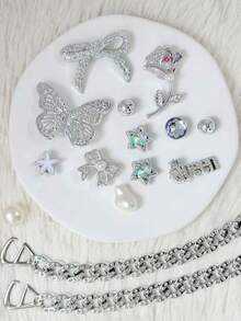 16 chiếc khóa trang trí hình bướm màu bạc trắng đính đá, chất liệu hợp kim + đá + ngọc trai, hoa trang trí giày kiểu hoàng gia sang trọng, phù hợp với guốc. - Bộ dây chuyền hình bướm đính đá màu bạc trắng. - Xem 2