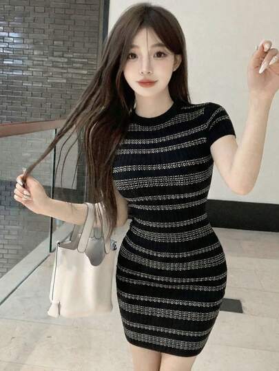 新款条纹针织中长连衣裙，修身包臀款式，春夏款