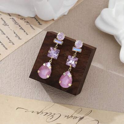 一对优雅仿锆石彩色吊坠耳环，适合女性日常佩戴和送礼，手工制作，形状、颜色和花卉图案位置略有不同。