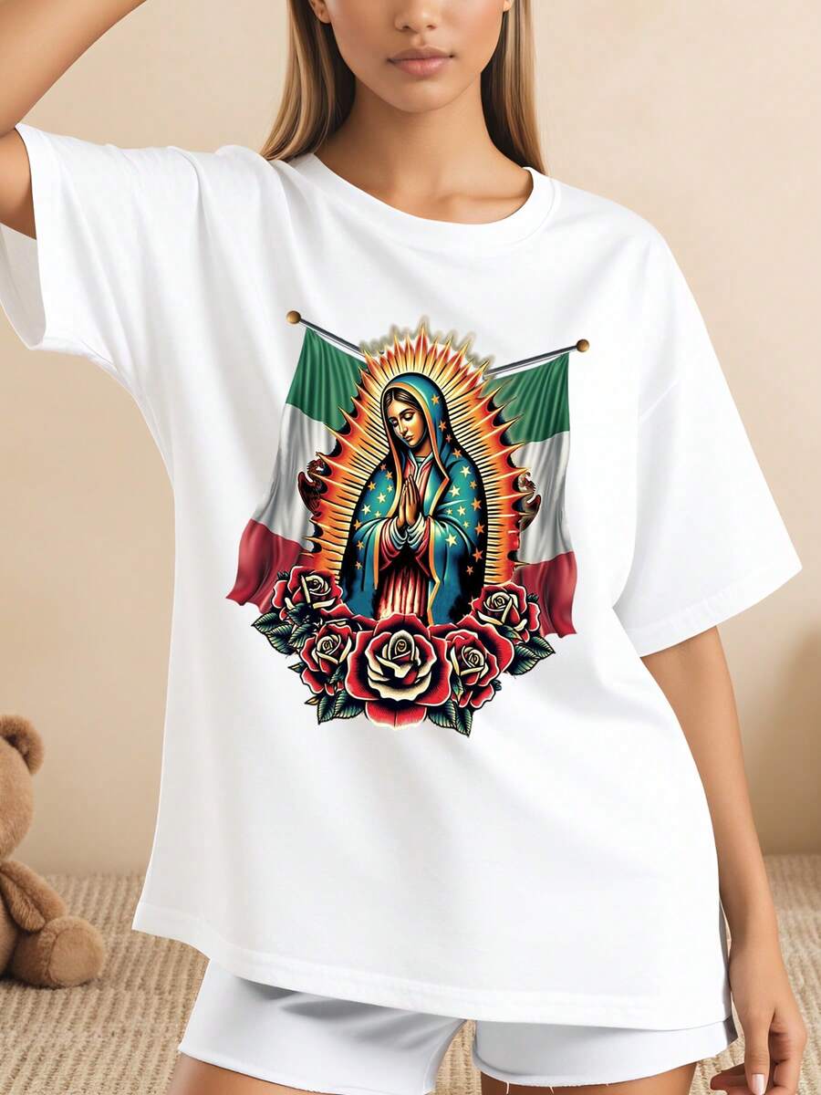 Virgen de Guadalupe con bandera mexicana y rosas estampado Camiseta blanca para mujer diseño religioso estilo vintage ideal para fiestas casuales vacaciones y eventos culturales 220g - Blanco - Ver 1