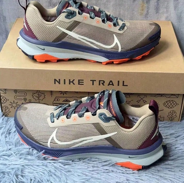 Nike 女式夏季 Pegasus Trail 5 GTX 越野跑鞋，透气防水户外徒步鞋 - 棕色 - 查看 1