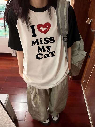 100%纯棉女士圆领插肩撞色短袖T恤，夏季新款卡通猫咪图案和字母印花，时尚休闲百搭宽松上衣，适合日常穿着。