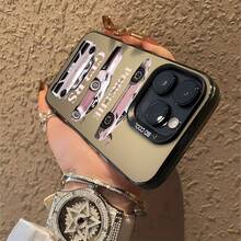 Porsches rosas en diferentes vistas que muestran detalles. Esta elegante funda es compatible con los modelos  17, 16, 15, 14 Pro Max, 13, 12, 11, XR y XS Plus. Fabricada en silicona TPU, ofrece protección contra golpes y caídas, además de una sensación superior. Es un regalo ideal para familiares, amigos y seres queridos, y una opción perfecta para Año Nuevo. - Negro - Ver 6