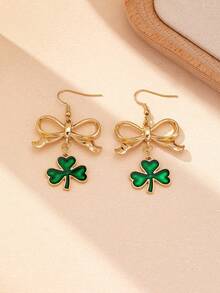 一对优雅的金属蝴蝶结和绿色三叶草吊坠耳环，适合少女日常佩戴和圣帕特里克节。 - 金色 - 查看 5