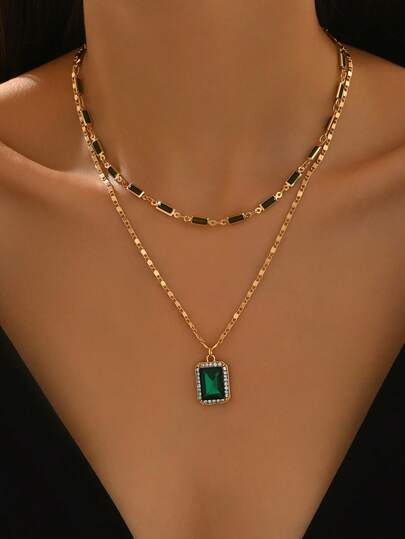 这款两件套项链套装以精致低调的奢华风格为特色，饰有水钻锁骨链。时尚优雅的金色链条搭配水钻吊坠，使这款项链适合日常佩戴、约会和派对等各种场合。链条为手工制作，链节和珠子的数量根据长度随机选择。