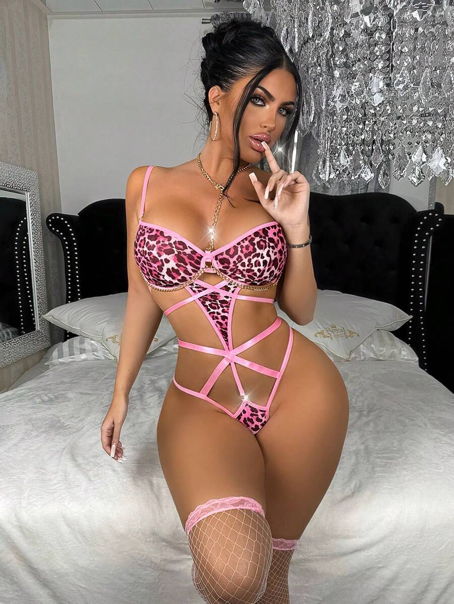 New Sexy Women's Lingerie With Metal Chain Collar, Triangle Cup, Adjustable Straps, Multi-Hook Closure, Jumpsuit With Tie Front, Fashionable Sexy Teddy Bear - Pink - View 1