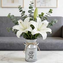 Vase inspirant en fer vintage. Convient aux petits espaces comme la table à manger, le bureau et le vestibule. Le matériau en fer est imperméable et résistant à la rouille, facile à entretenir. Qu'il soit utilisé comme décoration d'intérieur ou offert en cadeau pour inspirer les autres, il peut transmettre chaleur et force. - Que votre foi soit plus forte que votre peur - Voir 1