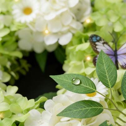 1个绣球花蝴蝶仿真花环，直径52厘米，绿白相间的花卉设计，点缀着3D蝴蝶，非常适合装饰前门、墙面和春季派对，春夏季节皆宜。