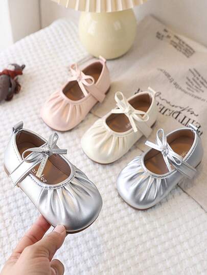 1 đôi giày bệt mới cho bé mùa xuân/hè, chất liệu PU màu trơn, thiết kế nơ bèo nhún, giày cho trẻ sơ sinh và trẻ nhỏ, khóa dán dễ mang, đế mềm mại, giày tập đi thoải mái cho bé gái, phù hợp cho cả trong nhà và ngoài trời.
