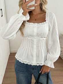 方领抽绳褶皱设计，蕾丝饰边，前襟纽扣细节，泡泡长袖，宽松版型，方领露出锁骨，腰部荷叶边下摆，褶皱纹理面料，纯白色，法式短款上衣，散发着温柔的乡村气息，适合休闲外出、约会、野餐、春秋季穿着，也是女士春季购物和下午茶的理想之选。 - 白色 - 查看 1