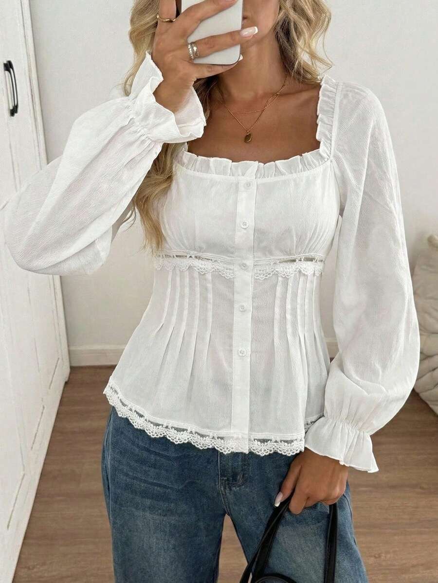 方领抽绳褶皱设计，蕾丝饰边，前襟纽扣细节，泡泡长袖，宽松版型，方领露出锁骨，腰部荷叶边下摆，褶皱纹理面料，纯白色，法式短款上衣，散发着温柔的乡村气息，适合休闲外出、约会、野餐、春秋季穿着，也是女士春季购物和下午茶的理想之选。 - 白色 - 查看 1