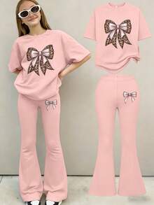 Bộ 2 món cho bé gái gồm áo thun ngắn tay in họa tiết da báo đính nơ và quần ống loe, thích hợp cho mùa xuân/hè. - Hồng - Xem 1