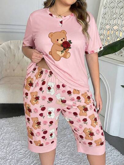 Bộ đồ ngủ nữ cỡ lớn thời trang, thiết kế chắp vá với cúc giả, áo tay ngắn và quần lửng 3/4 họa tiết gấu hoạt hình và hoa hồng trang nhã, bộ đồ ngủ 2 mảnh.