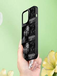1PC Horror Doll Case Pattern Fashionable Men's And Women's Large Hole Anti Fall Phone Case Phone Case For IPhone 17/17PRO/17AIR/17PROMAX/16E/16/16PRO/16PLUS/16PROMAX/15/15PLUS/15PRO/15PROMAX/14/14PLUS/14PRO/14PROMAX/13/13PRO/13PROMAX/12/11( Internet Celebrity's Birthday Gift, Easter Gift, Valentine's Day Gift For Friends, Girlfriends, Boyfriends, Family) - 黑色 - 查看 5