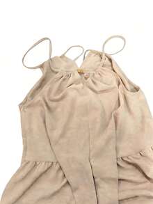 优雅女士吊带阔腿连体裤，采用别致的扭结腰身设计，是夏季日常休闲和约会装扮的理想之选。 - 杏色 - 查看 4