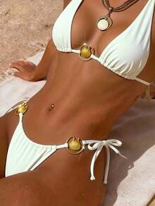 三件套纹理比基尼套装：三角胸罩、性感泳裤和罩裙，优雅时尚的金属贝壳装饰系带设计女士泳衣 - 奶油色 - 查看 2