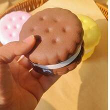 Novo Lançamento. Brinquedo Apertável em Formato de Sanduíche de Biscoito, Brinquedo Anti-Estresse, Brinquedo Apertável de Retorno Lento e Macio, Brinde de Chave, Brinde de Feriado - Multicolorido - Visão 10