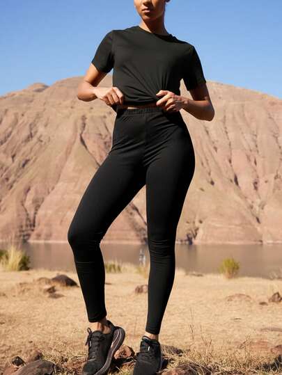 女士两件套运动服，包括圆领短袖修身T恤和运动裤，适合高强度锻炼、跑步训练和瑜伽。